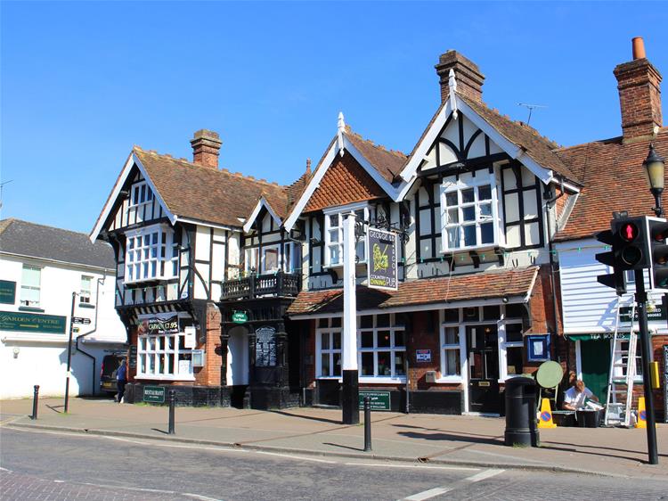 Free-of-tie pub in commuter town now for sale