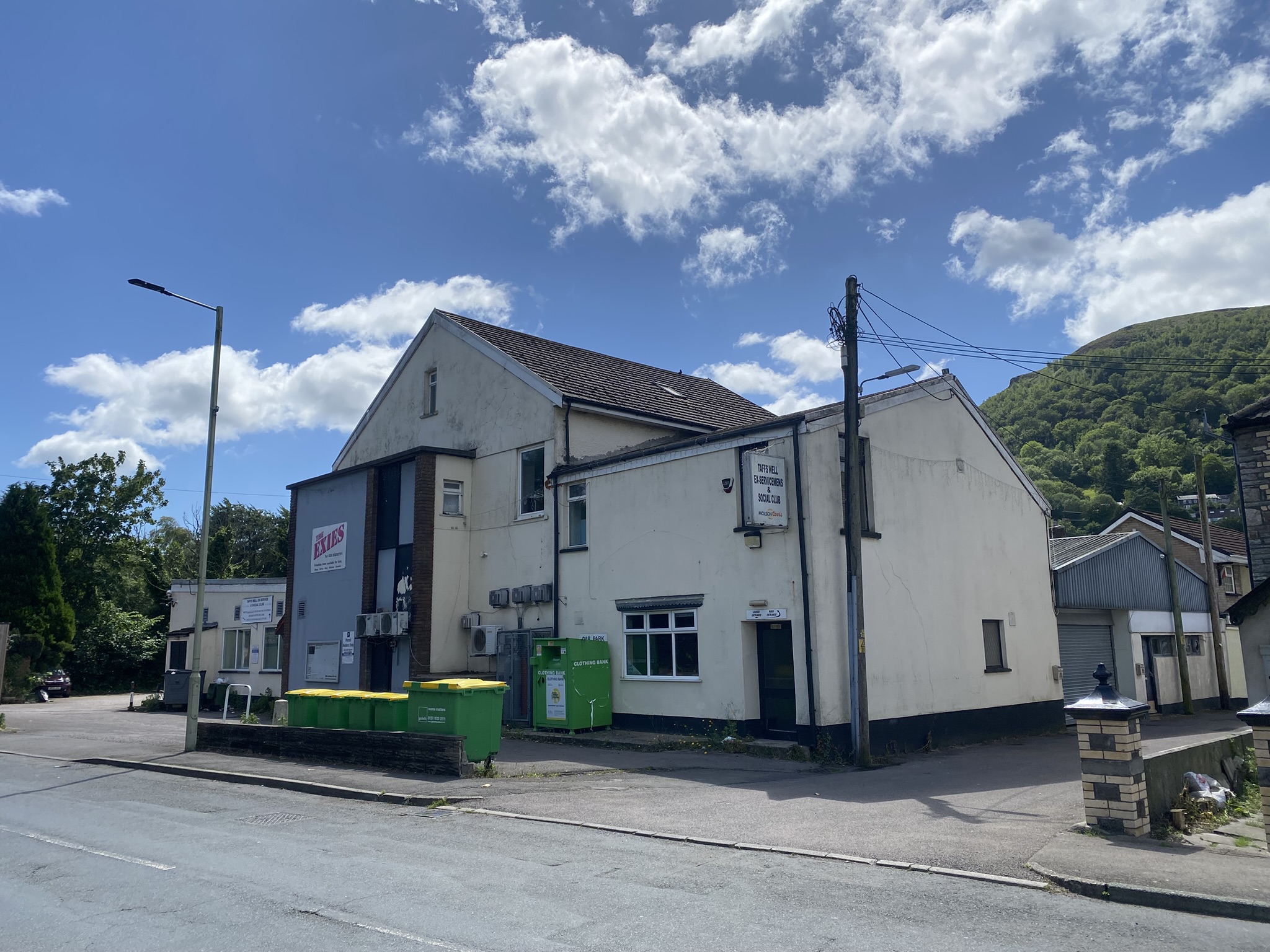 Large commercial property for sale on 0.48 acre plot