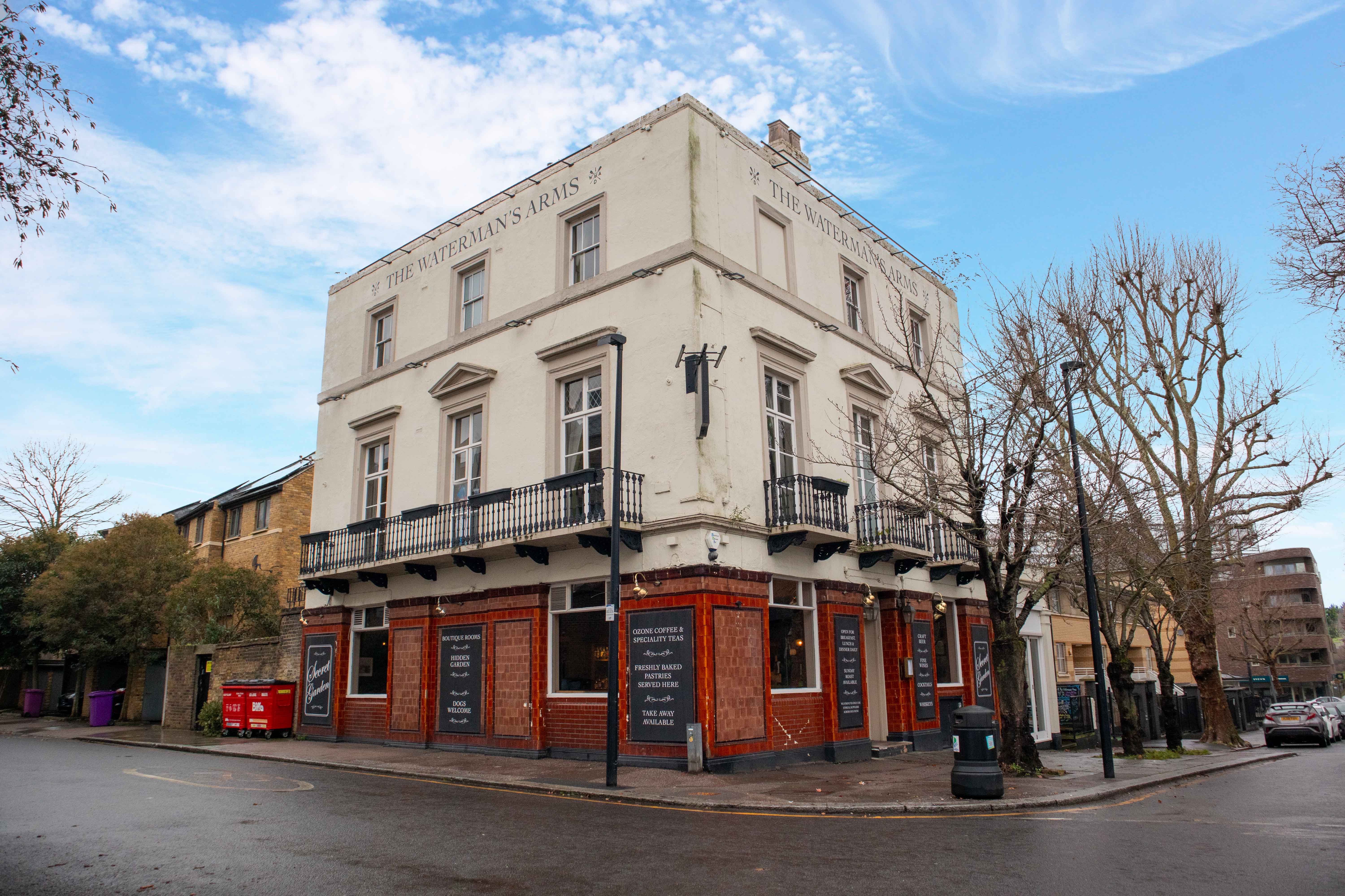 London pub with letting rooms for sale