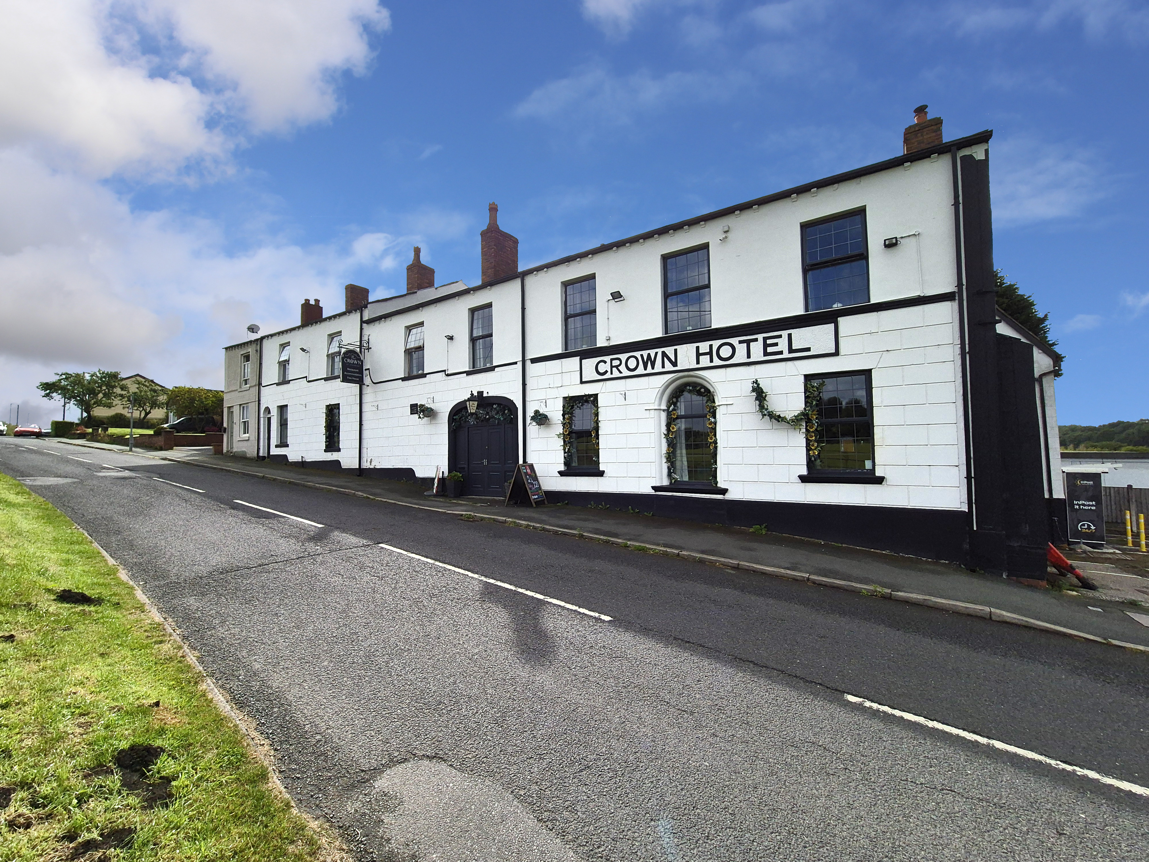 Beautifully refurbished public house with letting rooms for lease