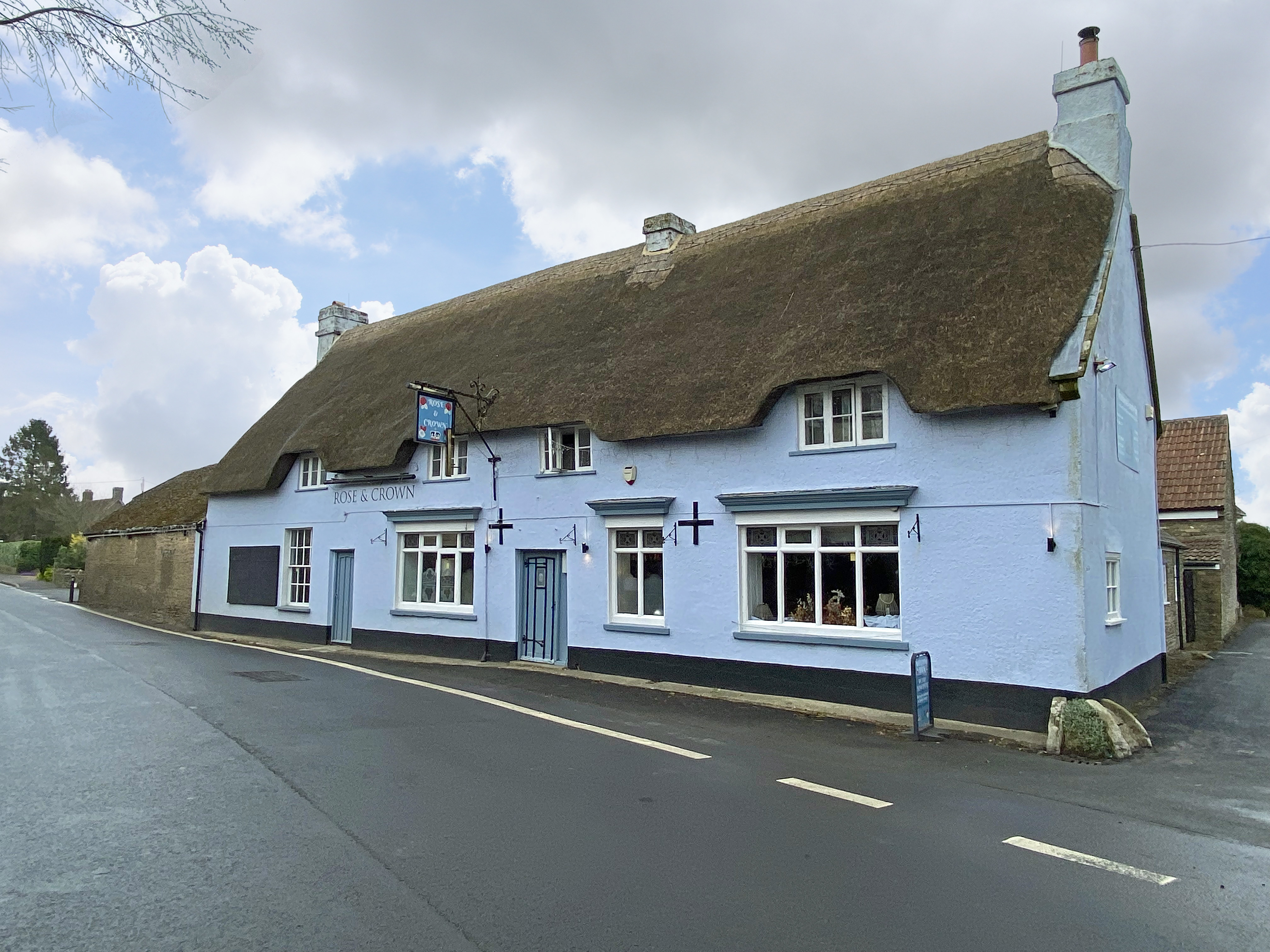 14th Century Dorset free house pub for sale