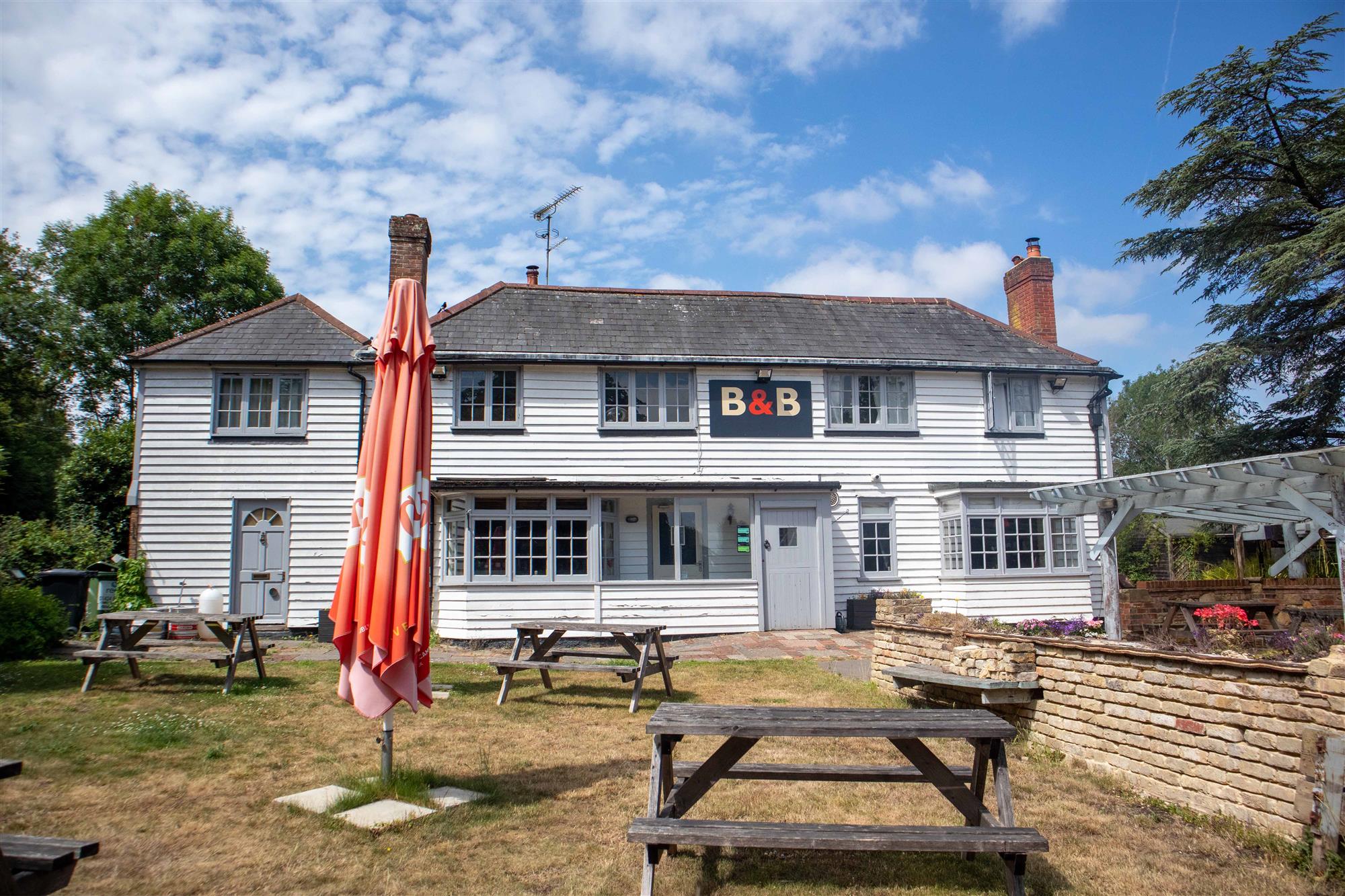 EAST SUSSEX - LARGE PUB/B&B SET ON 0.9 ACRE PLOT