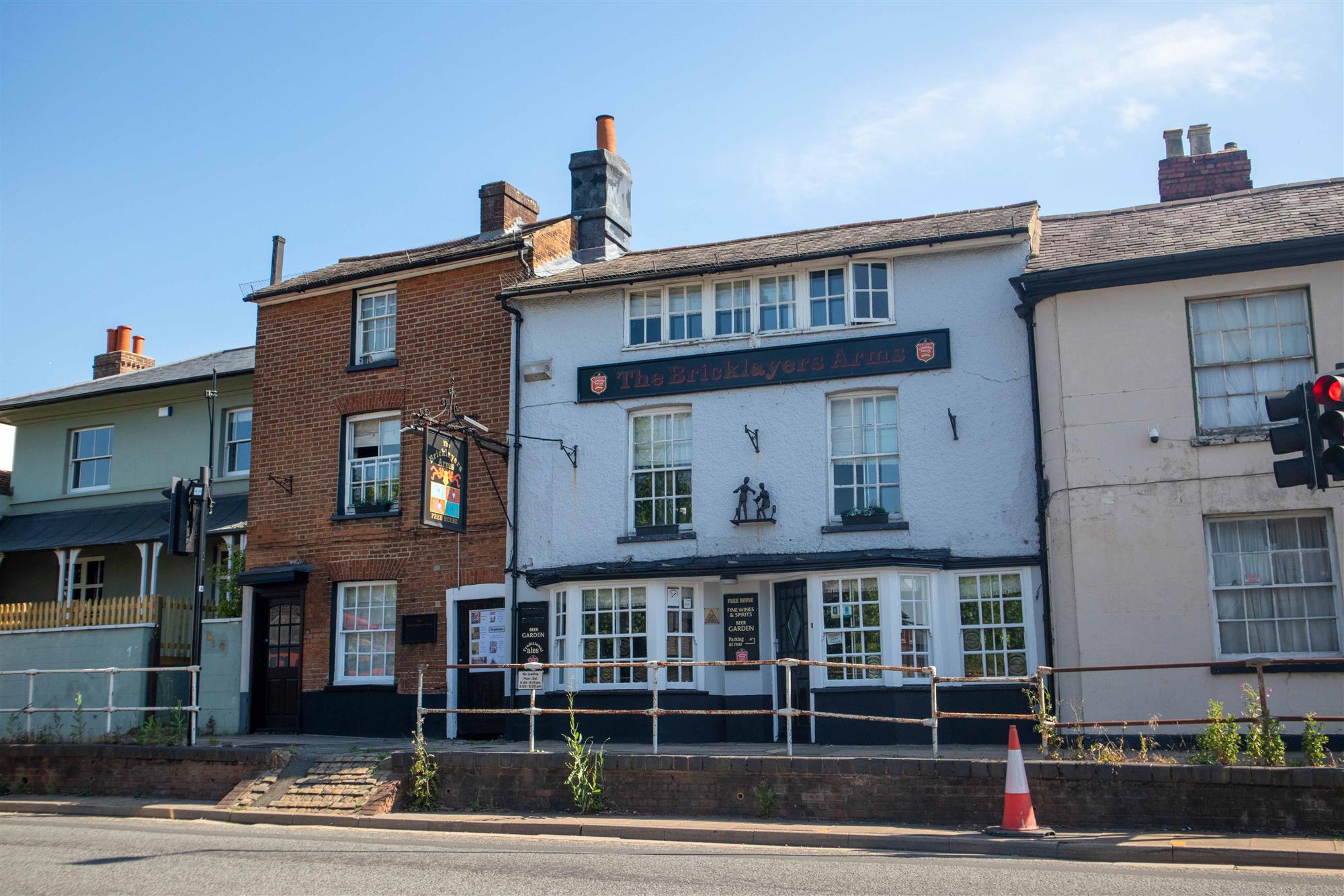 BUCKINGHAMSHIRE - THRIVING WET-ONLY FREEHOUSE