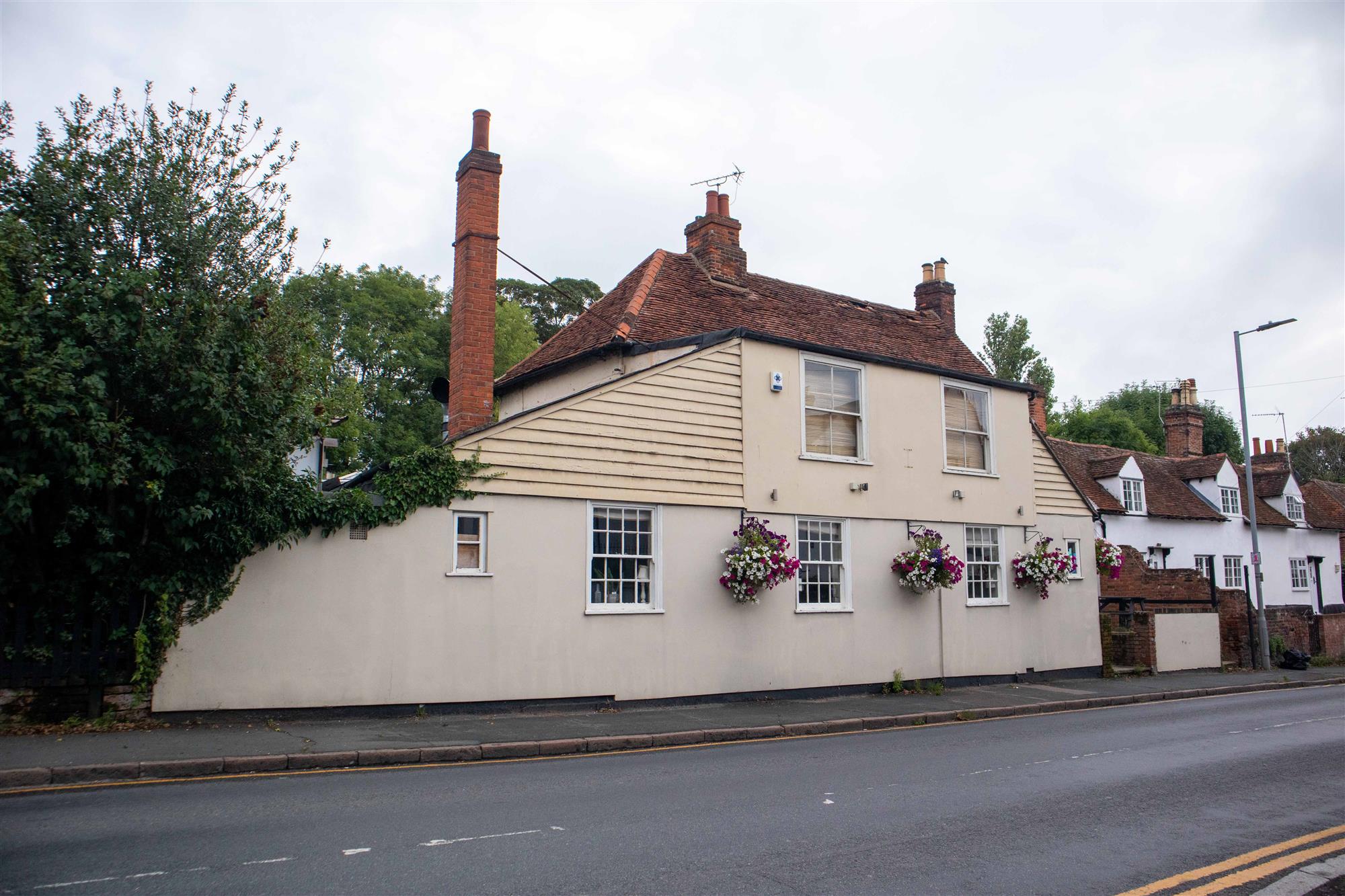 ESSEX - HIGH VOLUME FOOD-LED PUB ON FREE-OF-TIE LEASE