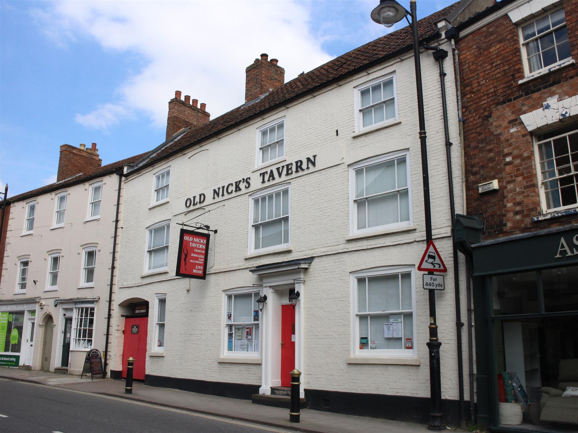 LINCOLNSHIRE - TOWN CENTRE 5 BEDROOM WET LED PUB WITH SIZEABLE REAR TRADE PATIO