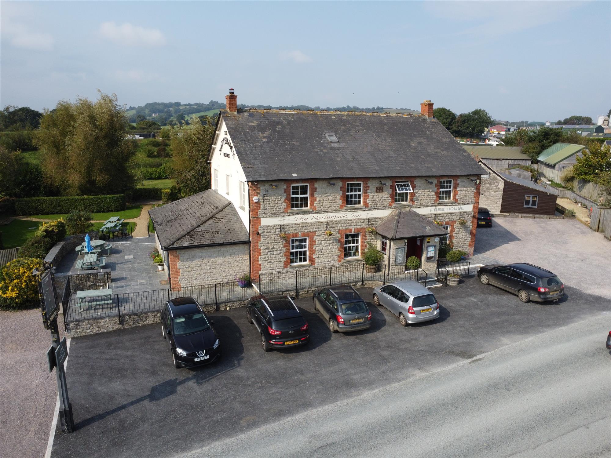 SOMERSET – LUCRATIVE LANDMARK FREEHOUSE WITH 9 LETTING ROOMS