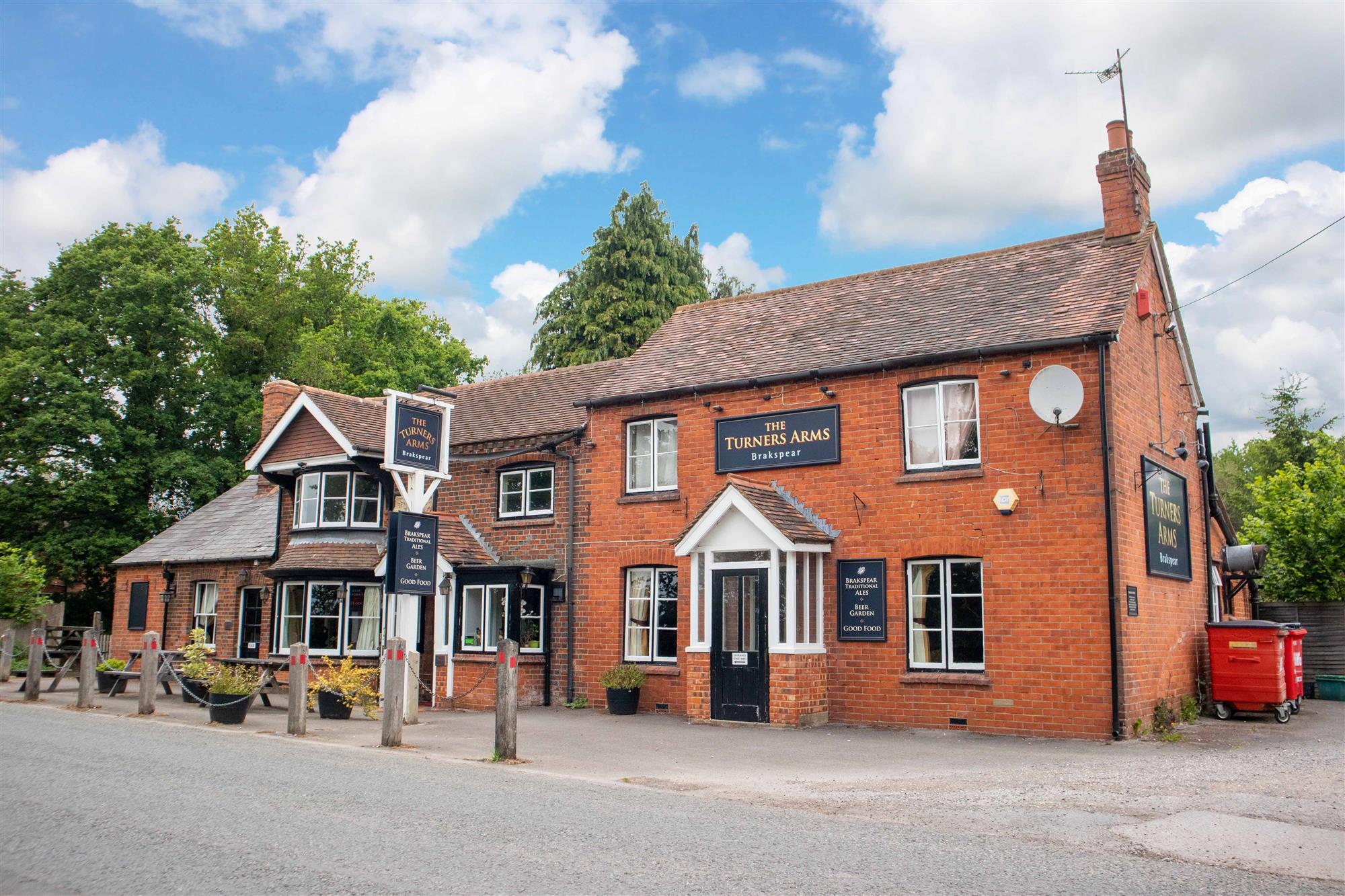 BERKSHIRE - DETACHED ROADSIDE PUB FOR SALE