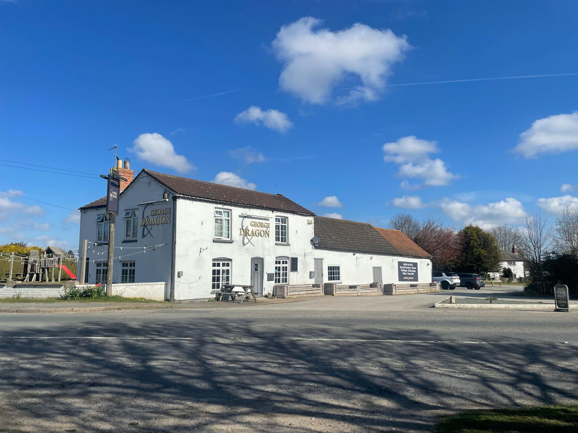 LINCOLNSHIRE - 3 BEDROOM PUB & RESTAURANT WITH 7 ELECTRIC HOOK-UP CAMPSITE