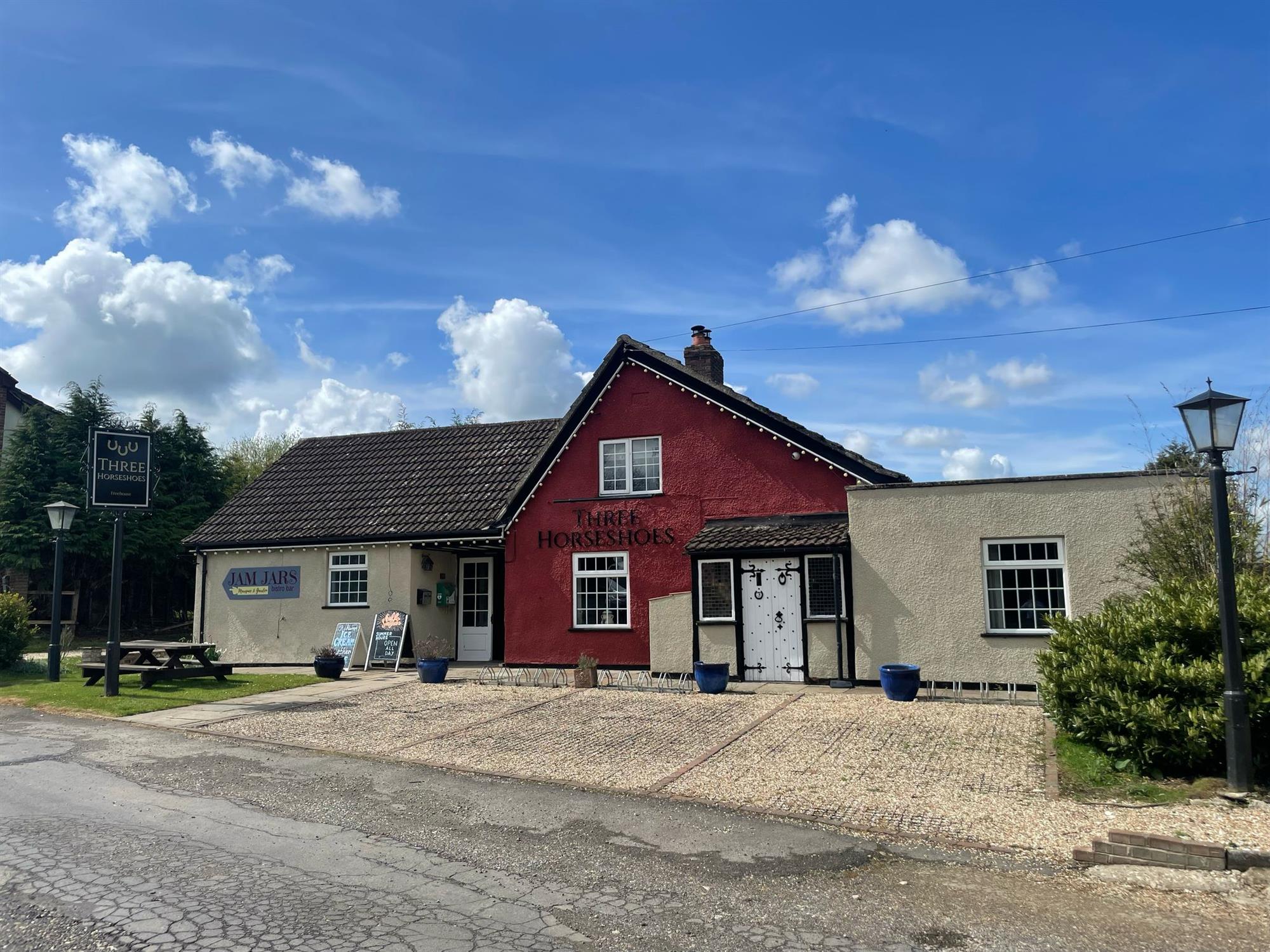 LINCOLNSHIRE WOLDS - EXTREMELY PROFITABLE 20 PITCH CAMPSITE & PUBLIC HOUSE