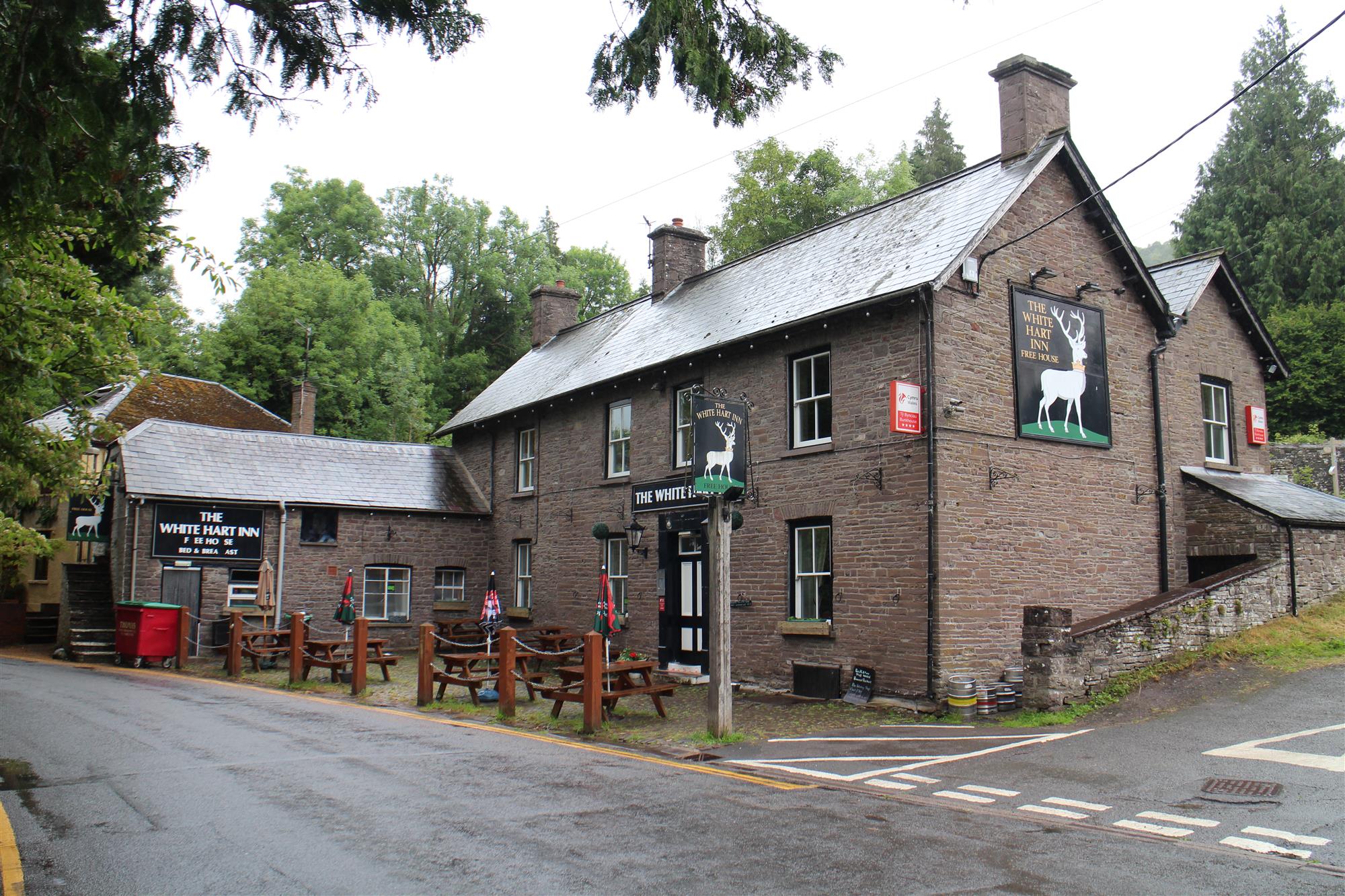 BRECON BEACONS - USK VALLEY CANALSIDE PUB WITH EXCELLENT ACCOMMODATION
