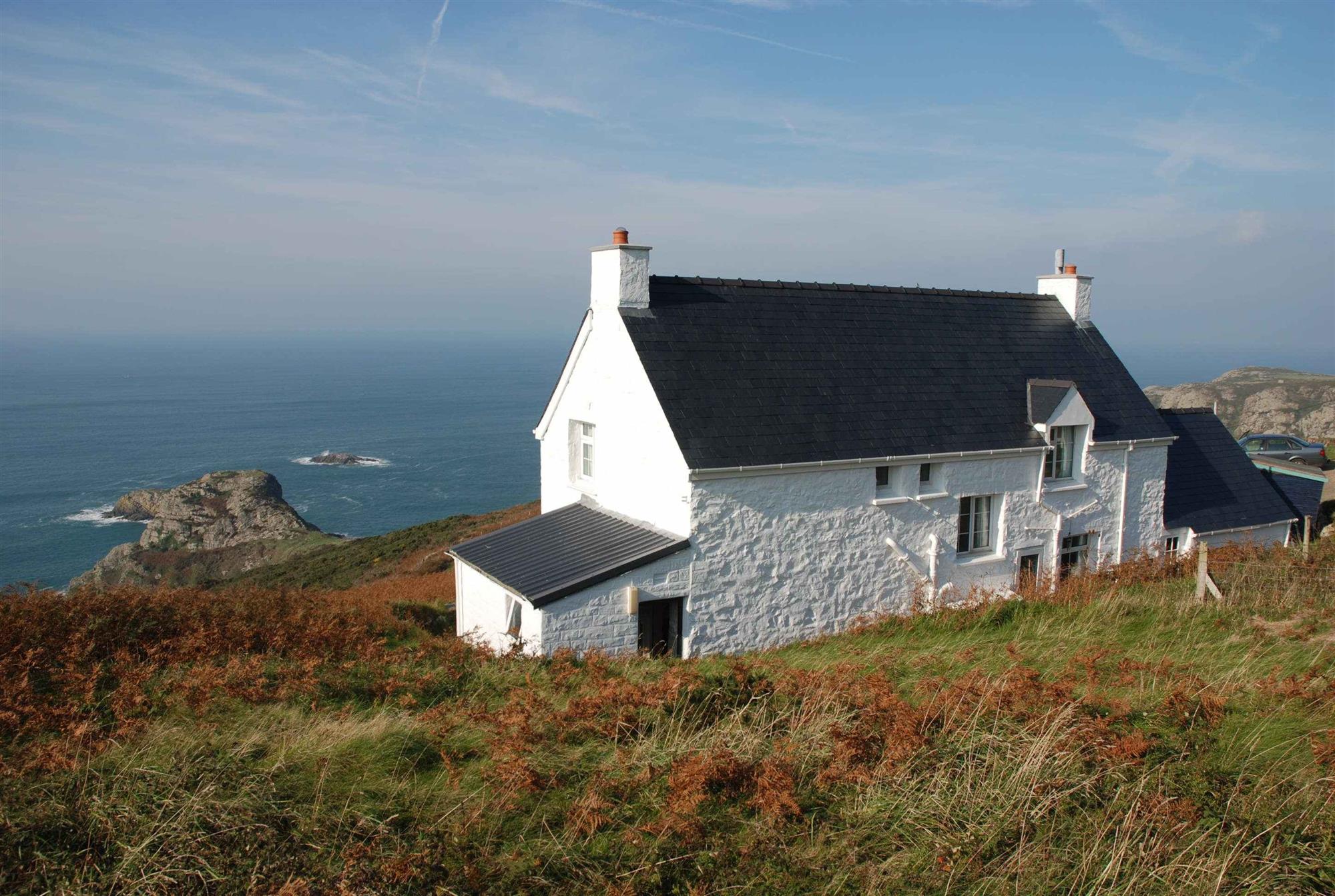 YHA PWLL DERI (TREFASSOR) - 24 BED COASTAL COTTAGE HOSTEL WITH OUTSTANDING SEA VIEWS
