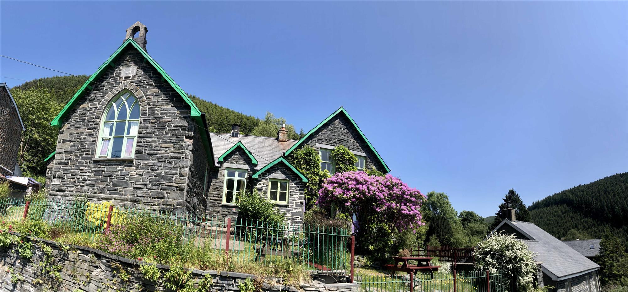 MERIONETHSHIRE - STUNNING SNOWDONIA NATIONAL PARK HOSTEL