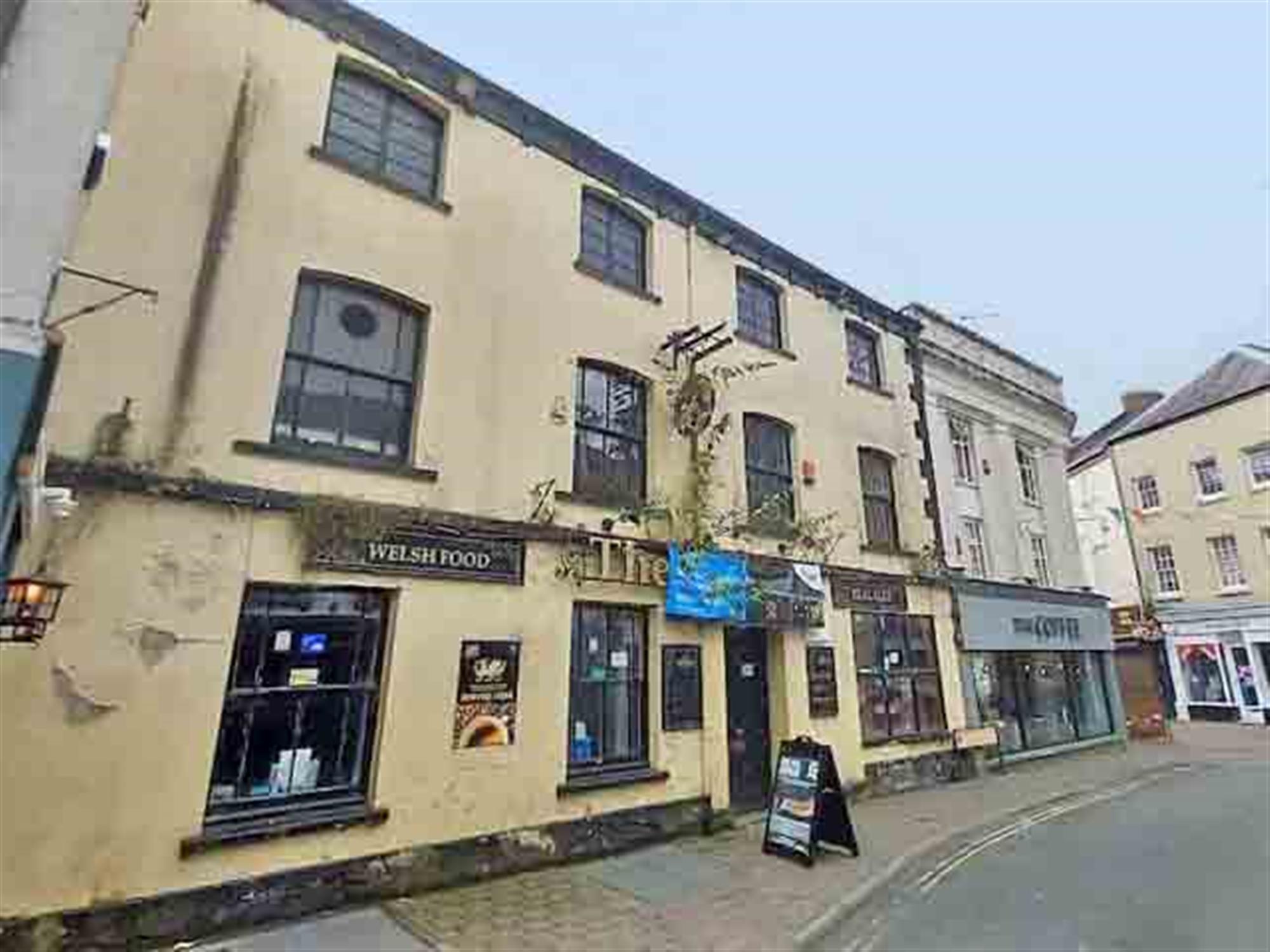 CARMARTHENSHIRE - MARKET TOWN CENTRE PUBLIC HOUSE