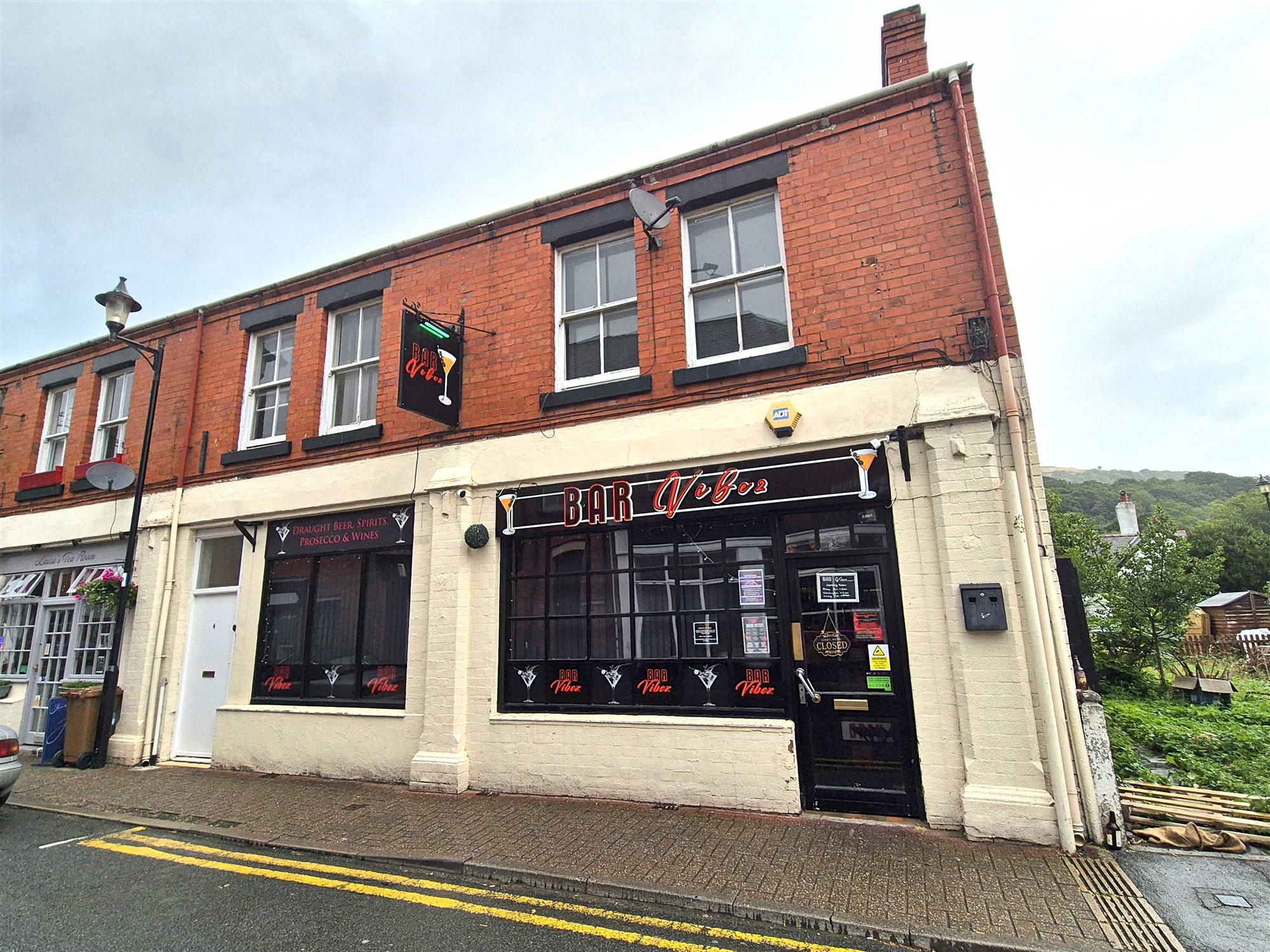 DENBIGHSHIRE – COCKTAIL BAR IN DEE VALLEY TOURIST TOWN