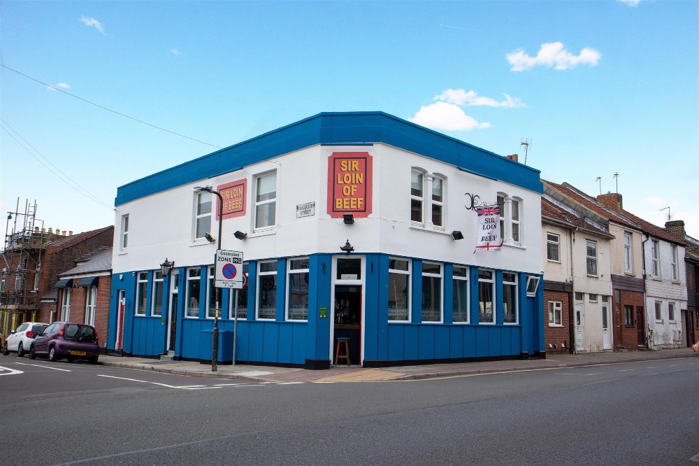 HAMPSHIRE - SIZEABLE WET-LED PUB WITH SCOPE FOR FOOD