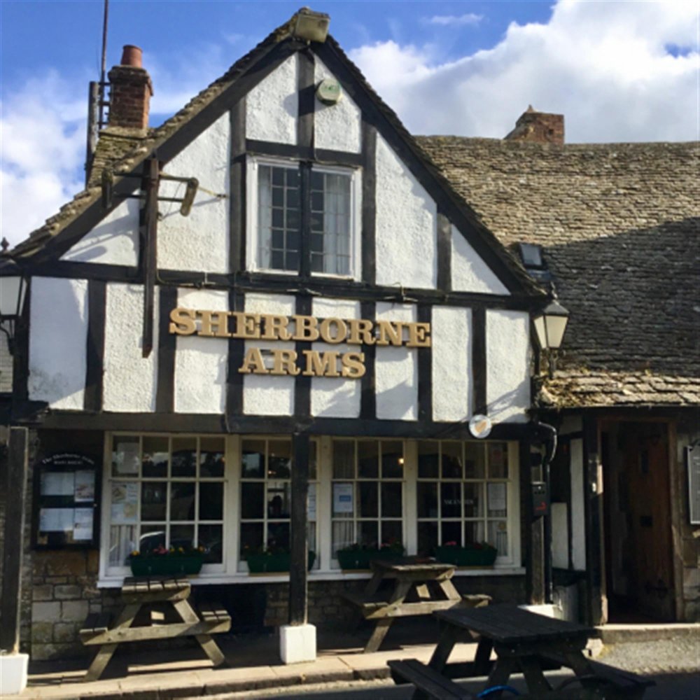 COTSWOLDS - HISTORIC MARKET SQUARE INN
