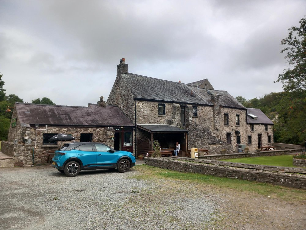 PEMBROKESHIRE – OUTSTANDING STONE-BUILT GRADE II LISTED PROPERTY IN QUIET RURAL LOCATION NEXT TO MAJOR TOWN