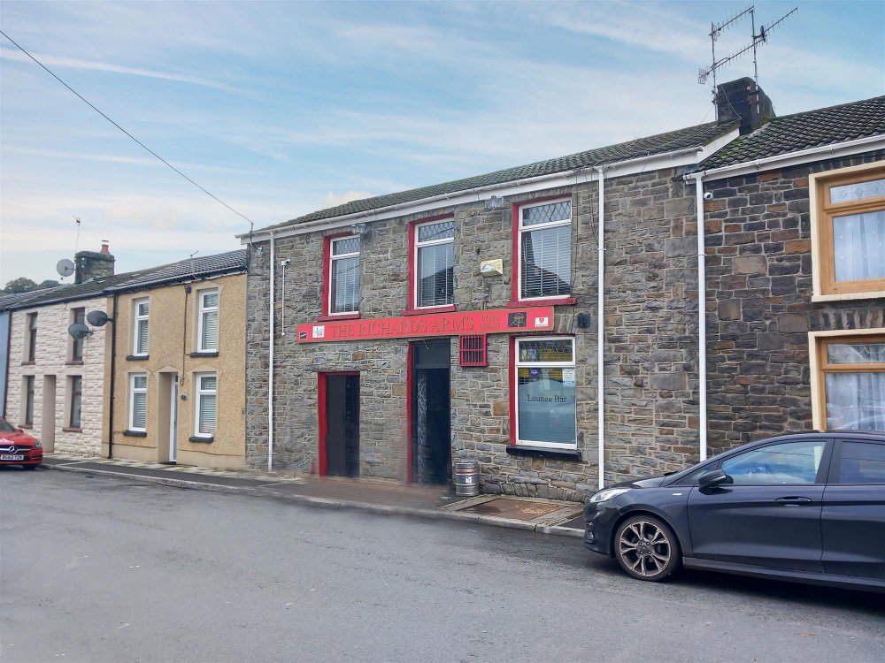 SOUTH WALES - WELL ESTABLISHED VILLAGE CENTRE PUBLIC HOUSE