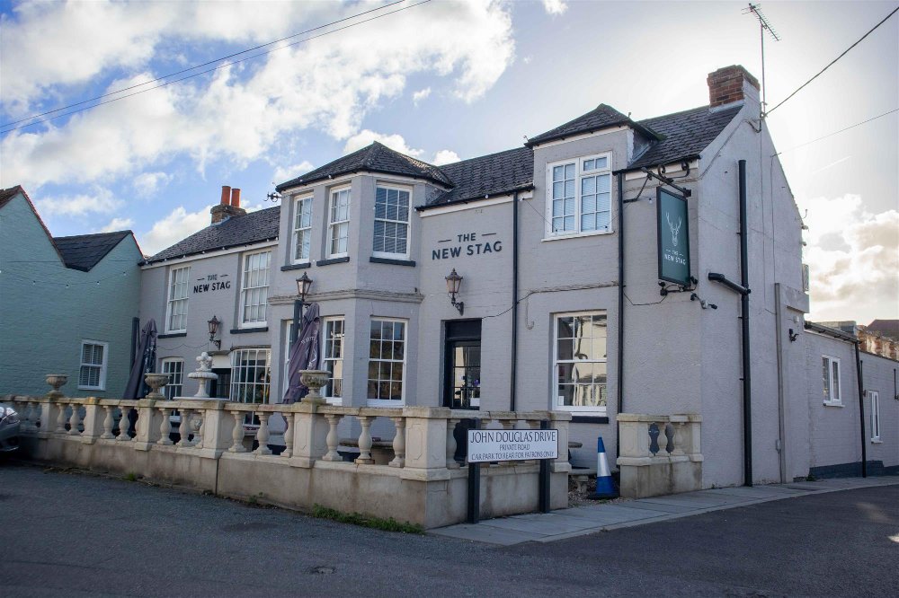 KENT - PUBLIC HOUSE WITH 11 LETTING ROOMS FOR SALE OR TO LET - PRICED FOR QUICK SALE