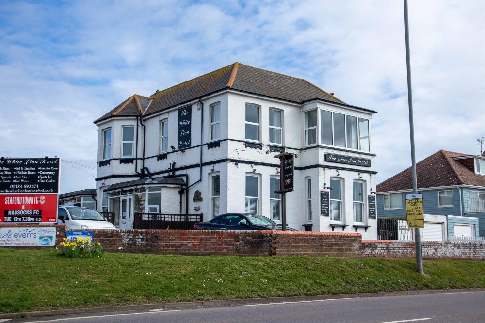 EAST SUSSEX - SUBSTANTIAL PUB & HOTEL BY THE SEA