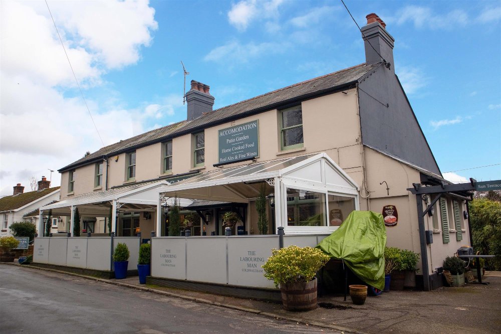 WEST SUSSEX - SUPERB PROFITABLE PUB WITH FIVE HOTEL ROOMS