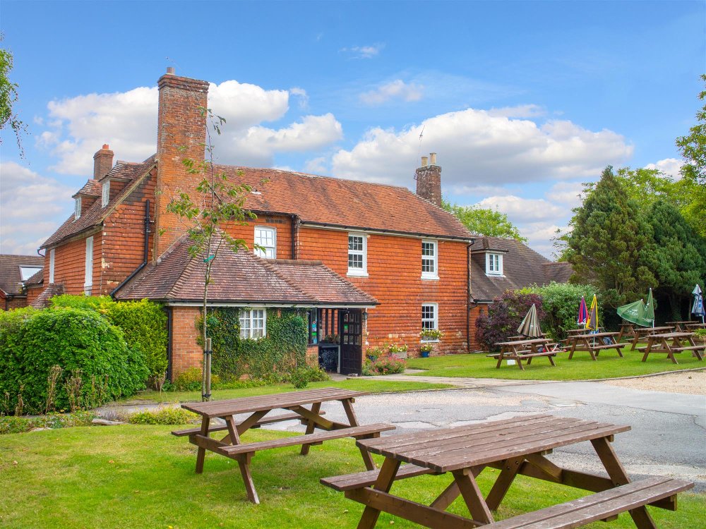 HAMPSHIRE - QUINTESSENTIAL PUB IN 2 ACRES WITH POTENTIAL TO ADD RESIDENTIAL UNITS