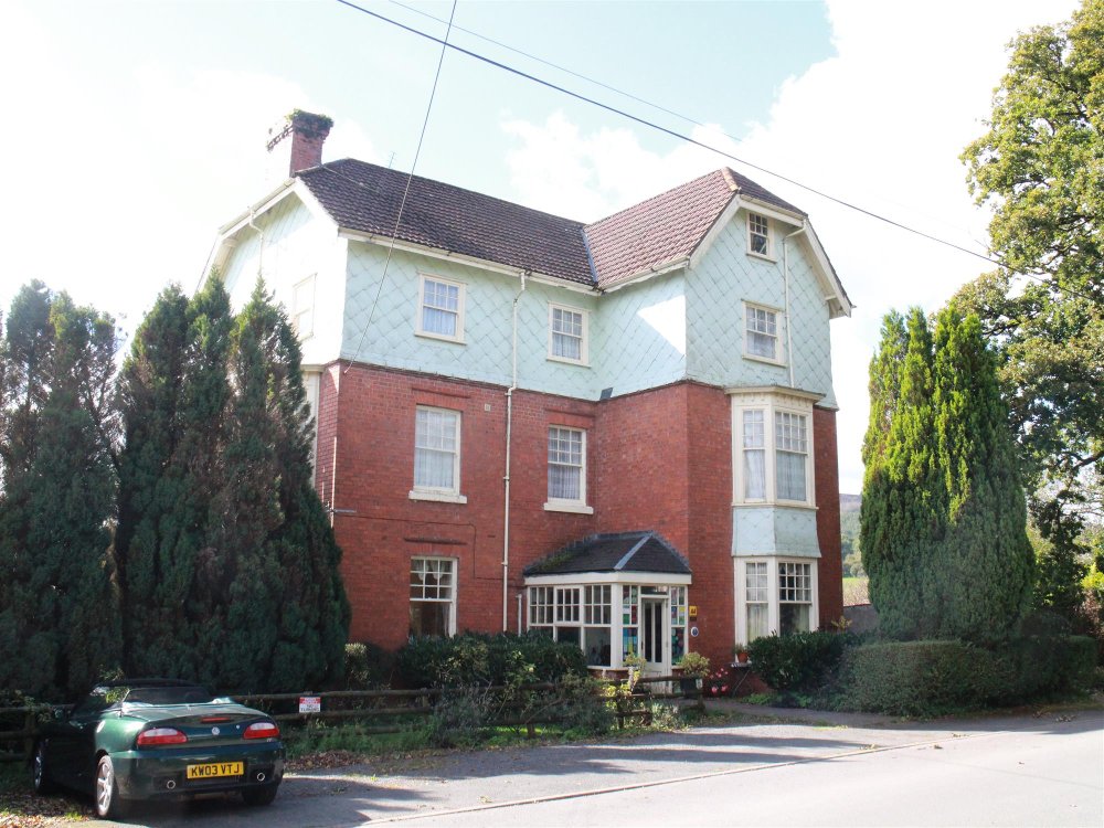 MID WALES - WELL PRESENTED COUNTRY HOUSE HOTEL