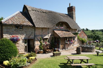 HEREFORDSHIRE/WORCESTERSHIRE BORDER – 16TH CENTURY THATCHED PUB AND RESTAURANT OVERLOOKING OUSTANDING RURAL COMMON LAND