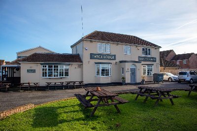 ESSEX - EDGE OF TOWN FREE-OF-TIE PUBLIC HOUSE TO LET