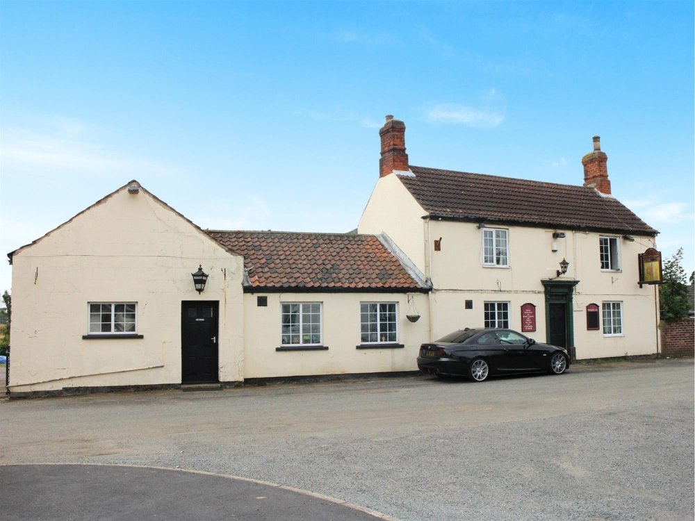 LINCOLNSHIRE - 3 BEDROOM DETACHED PUB WITH CAR PARK