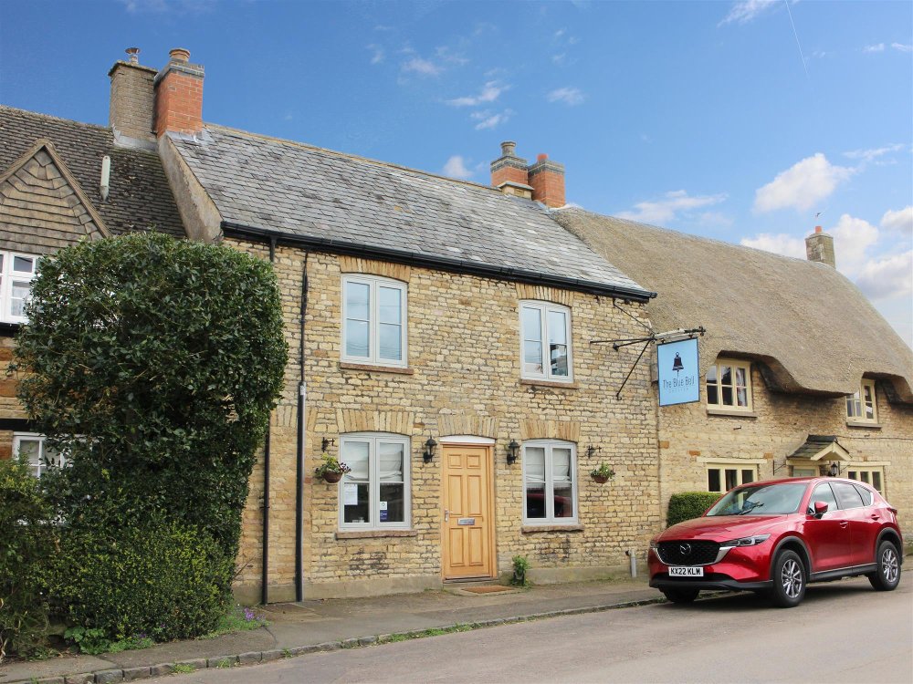 NORTHAMPTONSHIRE - RECENTLY RENOVATED STONE BUILT SOUGHT AFTER VILLAGE FREEHOUSE 