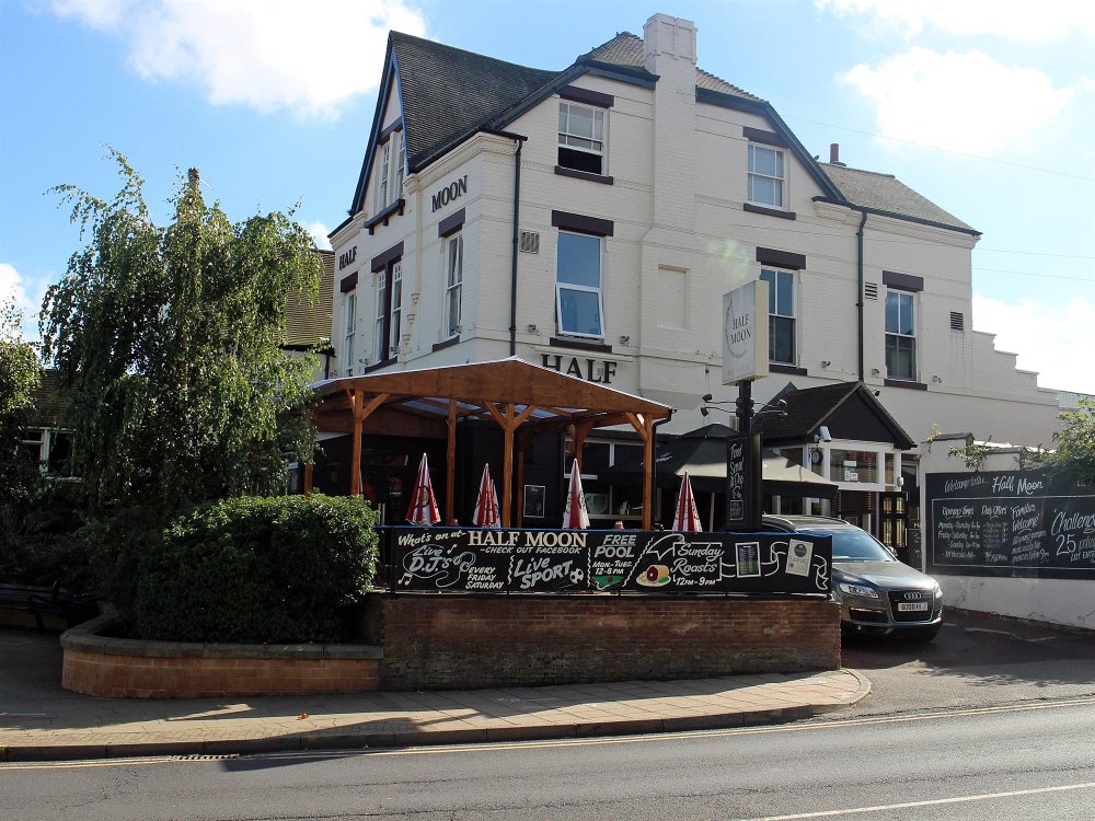 NOTTINGHAMSHIRE - EXTREMELY PROFITABLE TOWN CENTRE PUB & RESTAURANT W/ LATE LICENCE