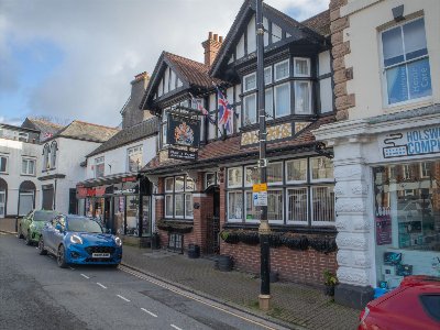 DEVON - REFURBISHED LIFESTYLE MARKET TOWN SQUARE FREEHOUSE WITH LETTING ROOMS