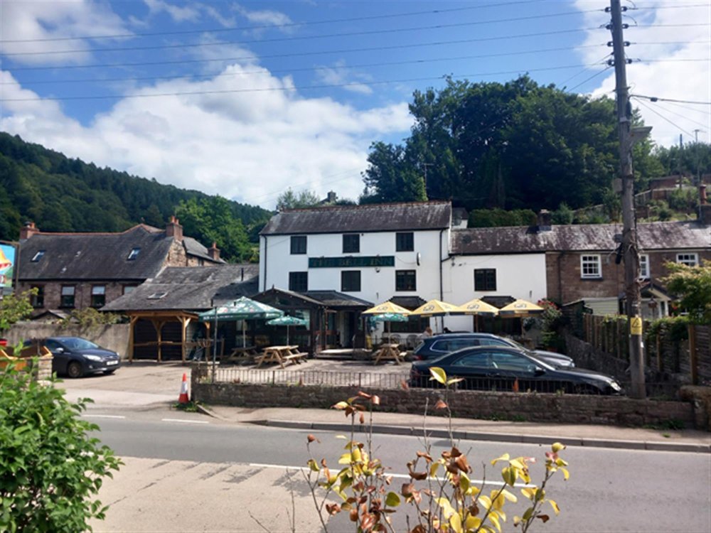GLOUCESTERSHIRE - ROYAL FOREST OF DEAN - TRADITIONAL VILLAGE PUB WITH LETTING ROOMS AND OUTSTANDING VIEWS OVER THE RIVER WYE