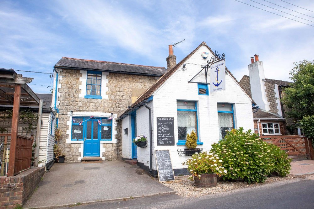 KENT - PUB IN VILLAGE GREEN SETTING