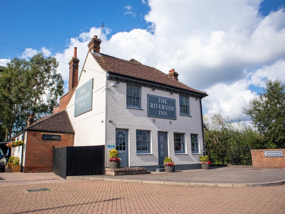 KENT - RIVERSIDE PUBLIC HOUSE