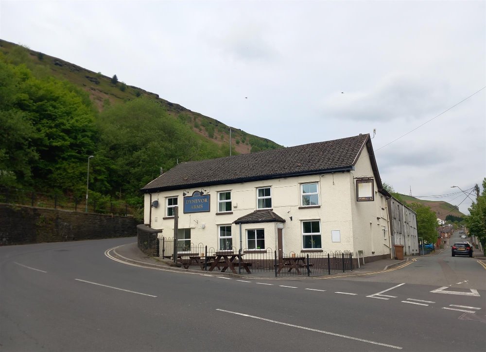 RHYMNEY VALLEY SOUTH WALES - WELL APPOINTED AND MUTUALLY SUCCESSFUL TRADITIONAL VILLAGE PUB 