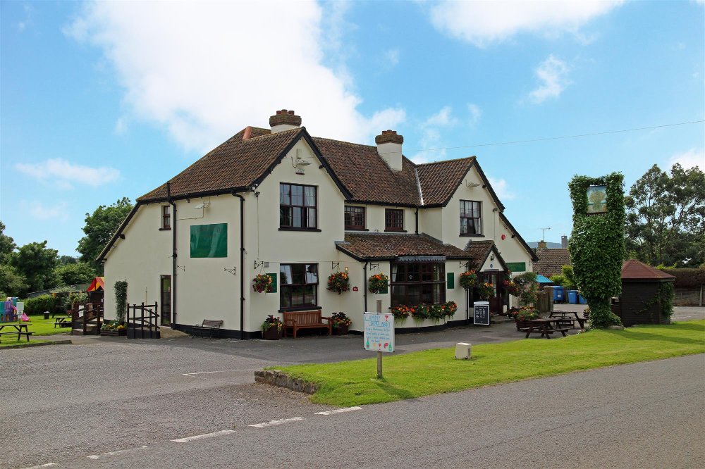 GLOUCESTER - SUBSTANTIAL EDGE OF VILLAGE PUBLIC HOUSE