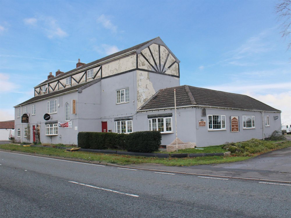 LINCOLNSHIRE - 7 BEDROOM HOTEL AND RESTAURANT IN NEED OF REFURBISHMENT