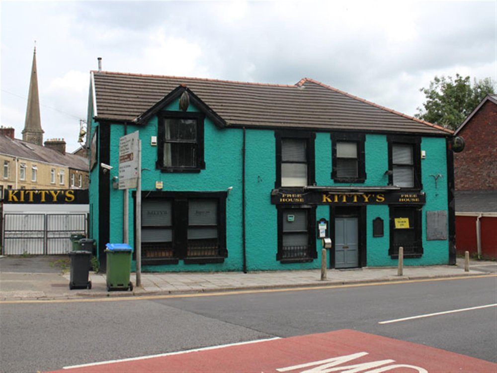 SWANSEA VALLEY - EDGE OF TOWN CENTRE - LATE NIGHT BAR