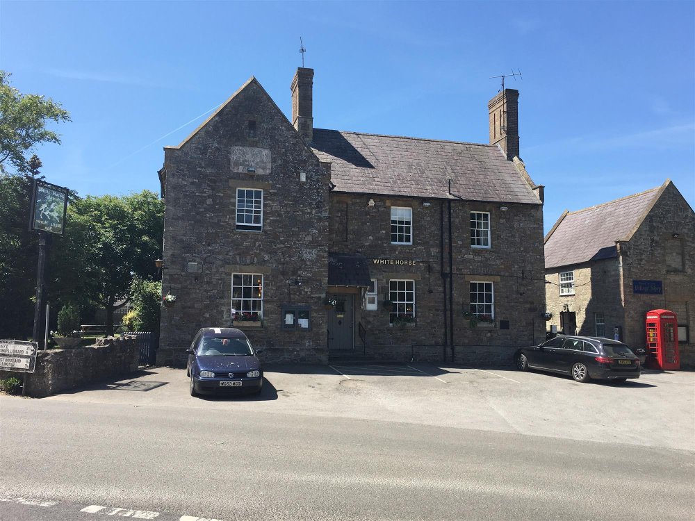 SOMERSET - PRESTIGIOUS VILLAGE FREE HOUSE WITH SKITTLE ALLEY