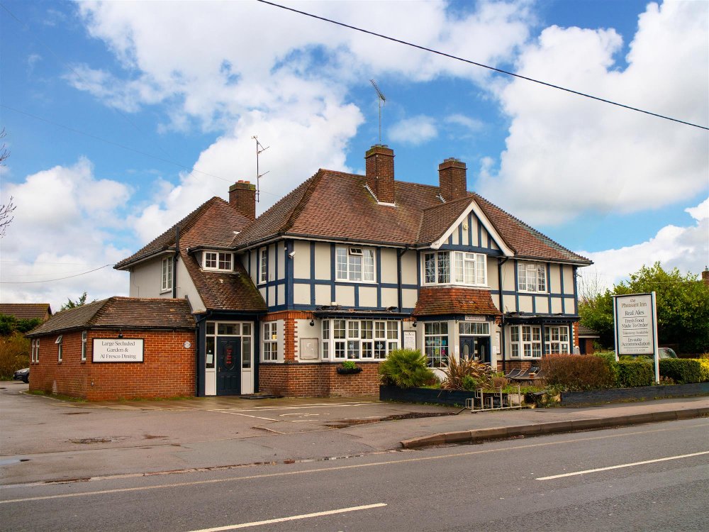 BERKSHIRE - ROADSIDE PUB & HOTEL