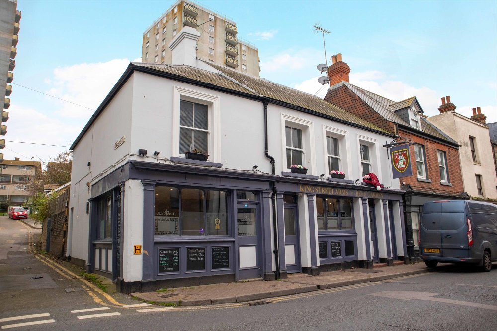 KENT - TRADITIONAL TOWN CENTRE WET-ONLY PUB