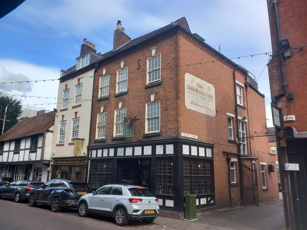 WORCESTERSHIRE - HISTORIC CITY CENTRE PUBLIC HOUSE WITH SIX QUALITY EN SUITE LETTING ROOMS
