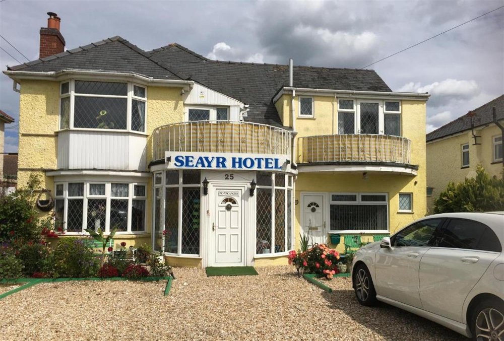 LINCOLNSHIRE COAST - PROFITBALE 7 BEDROOM GUESTHOUSE WITH CAR PARK AND BAR