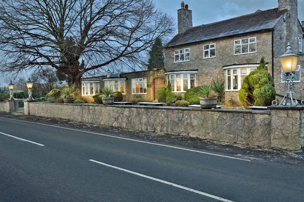SHROPSHIRE - LONG-ESTABLISED COUNTRY HOTEL