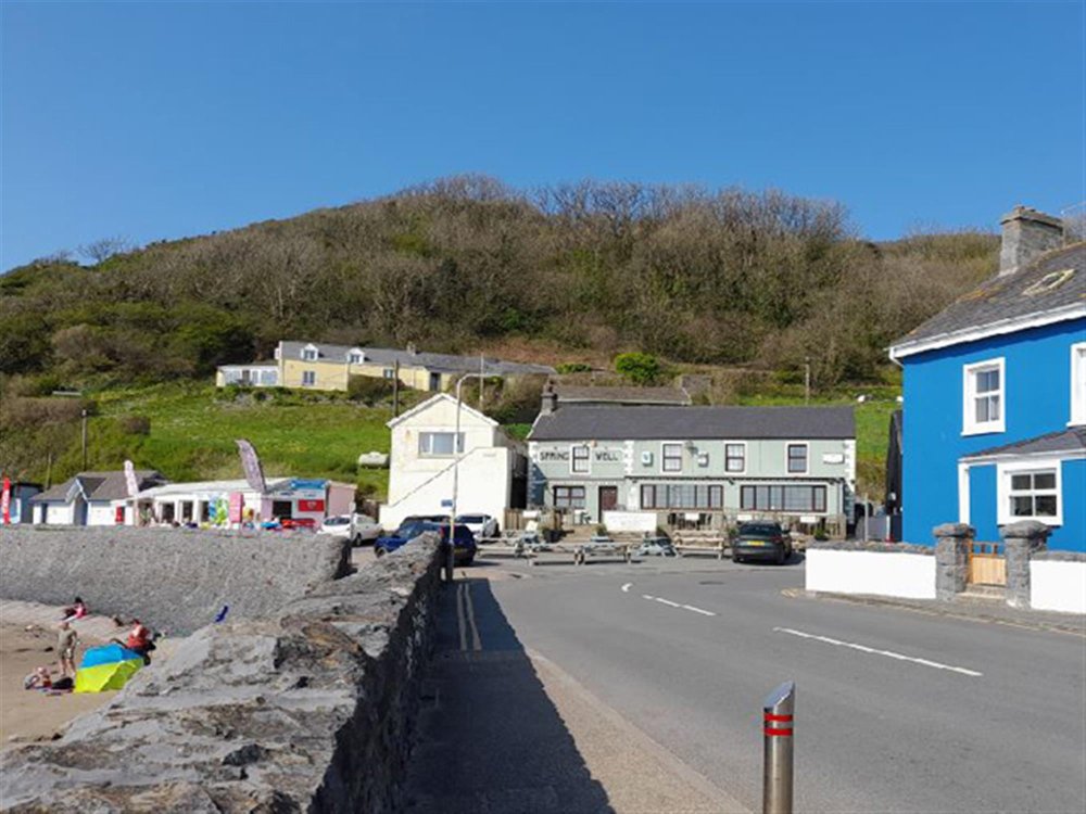 CARMARTHENSHIRE - BEACH FRONT PUBLIC HOUSE & RESTAURANT
