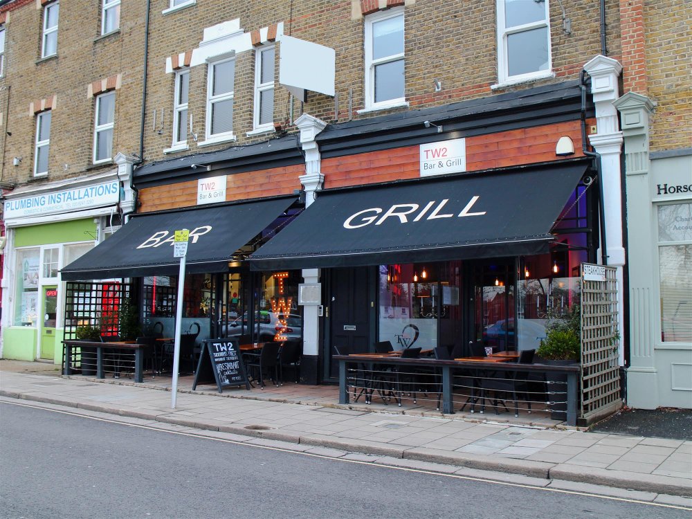 LONDON - AFFLUENT TWICKENHAM LOCATION
