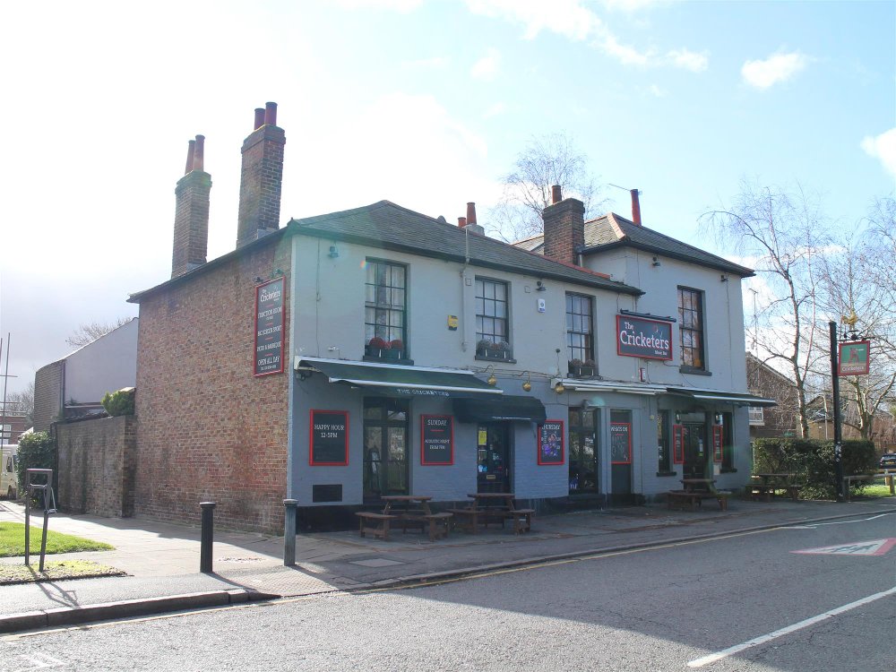 LONDON - SIZEABLE PUB IN DESIRABLE KINGSTON
