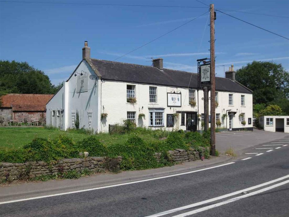 SOMERSET/WILTSHIRE BORDER - PROMINENT ROAD FREEHOUSE CLOSE TO BATH